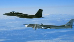Bombardero Tu-95 y F-16